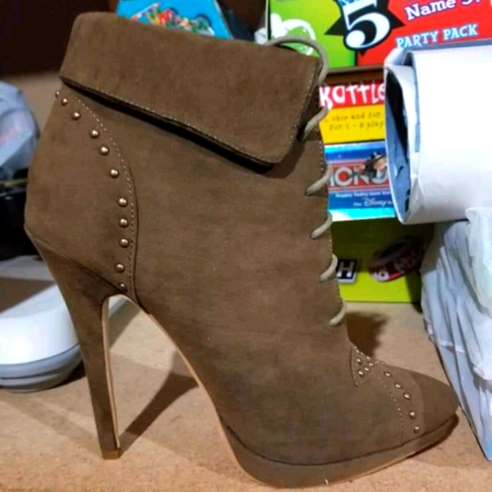 BRAND NEW IN BOX- 2 Lips Too- Too Tumble Booties